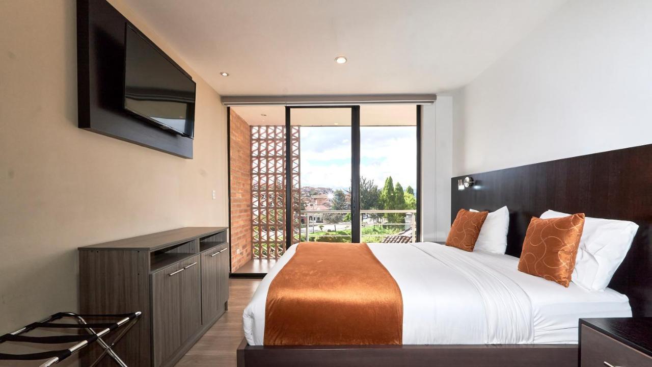 Hotel & Suites En Cuenca, Venue Batan Buitenkant foto